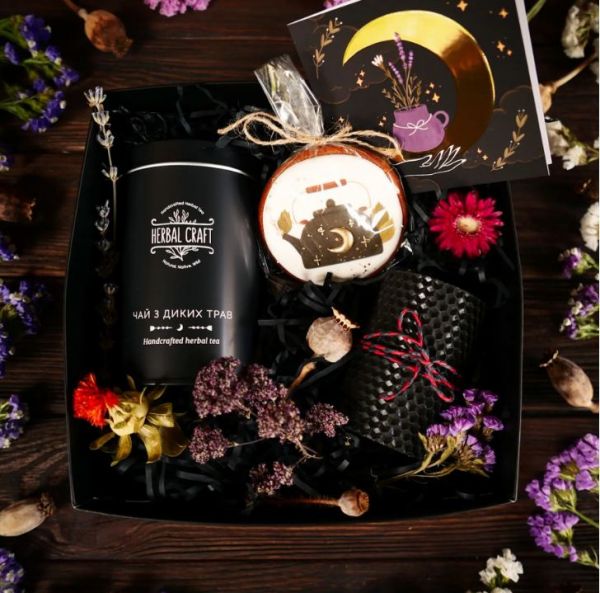 Набір Sweet Box M (чай, свічка з вощини, пряник, листівка)
