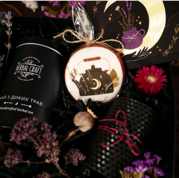 Набір Sweet Box M (чай, свічка з вощини, пряник, листівка)