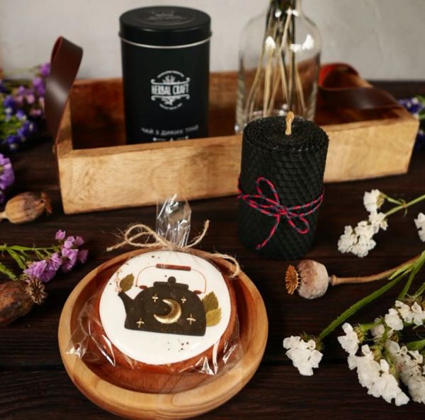 Набір Sweet Box M (чай, свічка з вощини, пряник, листівка)